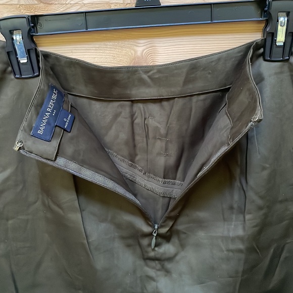 Banana Republic Olive Green high-waisted Mini Skirt | Size 0 - Picture 6 of 7